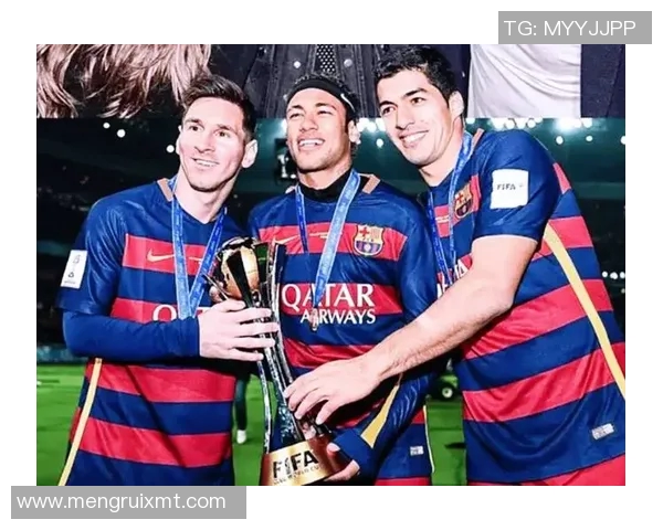 当足球明星带着儿女观战的温馨瞬间与亲子情深的感人故事